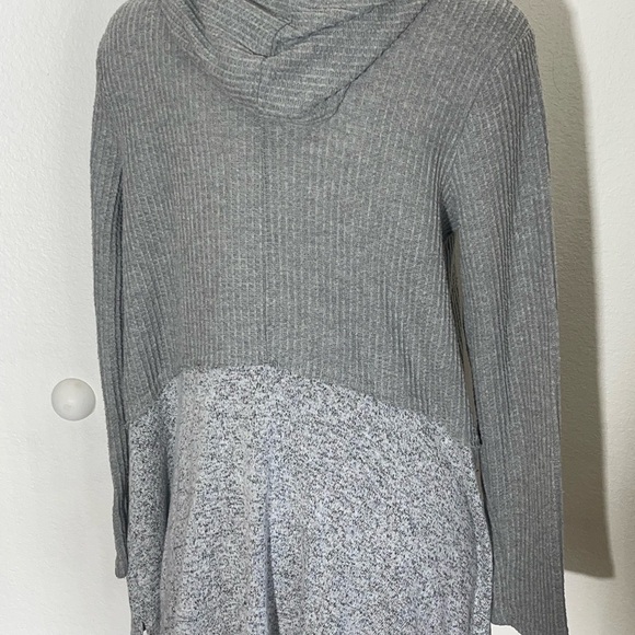 BKE Buckle brushed waffle knit hoodie drawstring top size small grey raw hem - Picture 9 of 10